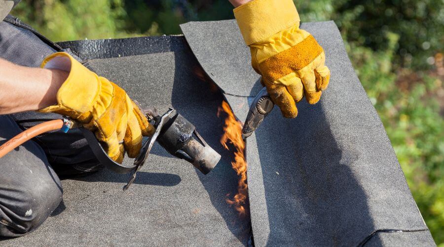 Professional gutter cleaning in Hudson, IL